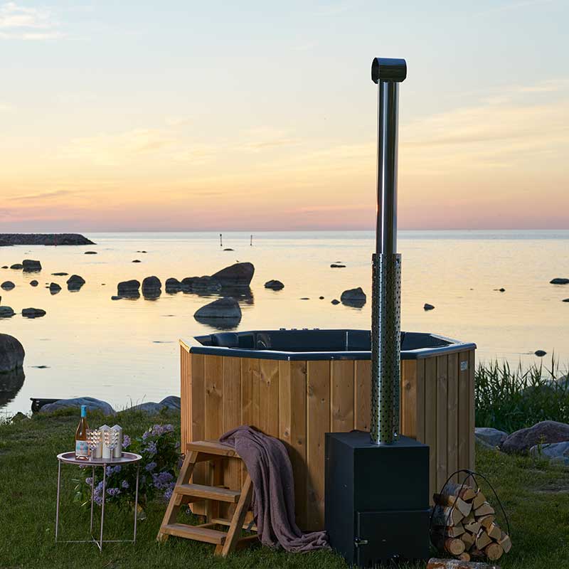 Badezuber, GFK-Zuber, achteckig, Seitenansicht, Holzofen,  Treppe, am Meer, Sonnenuntergang