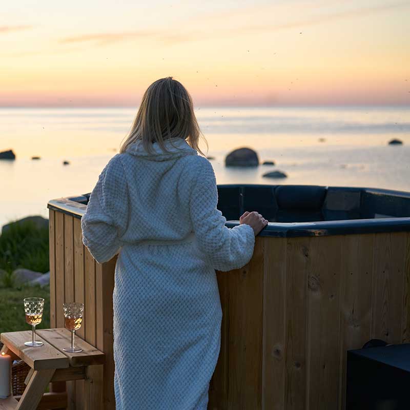 Hot Tub, Badezuber, am Meer, mit Model, Sonnenuntergang