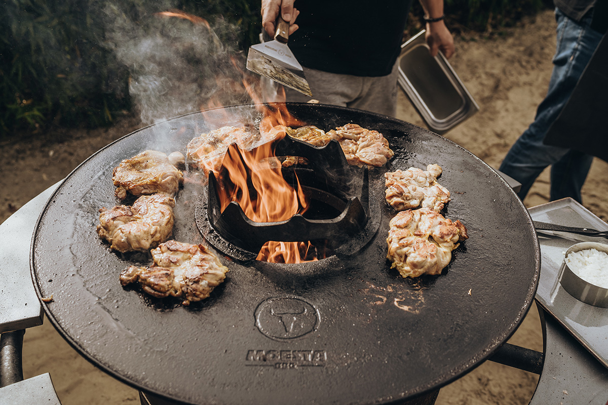 Bandit Fireplace mit BBQ-Disk und PaperPlank Black Ablagebrettern