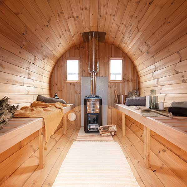 Fass-Sauna von Innen mit Holzofen