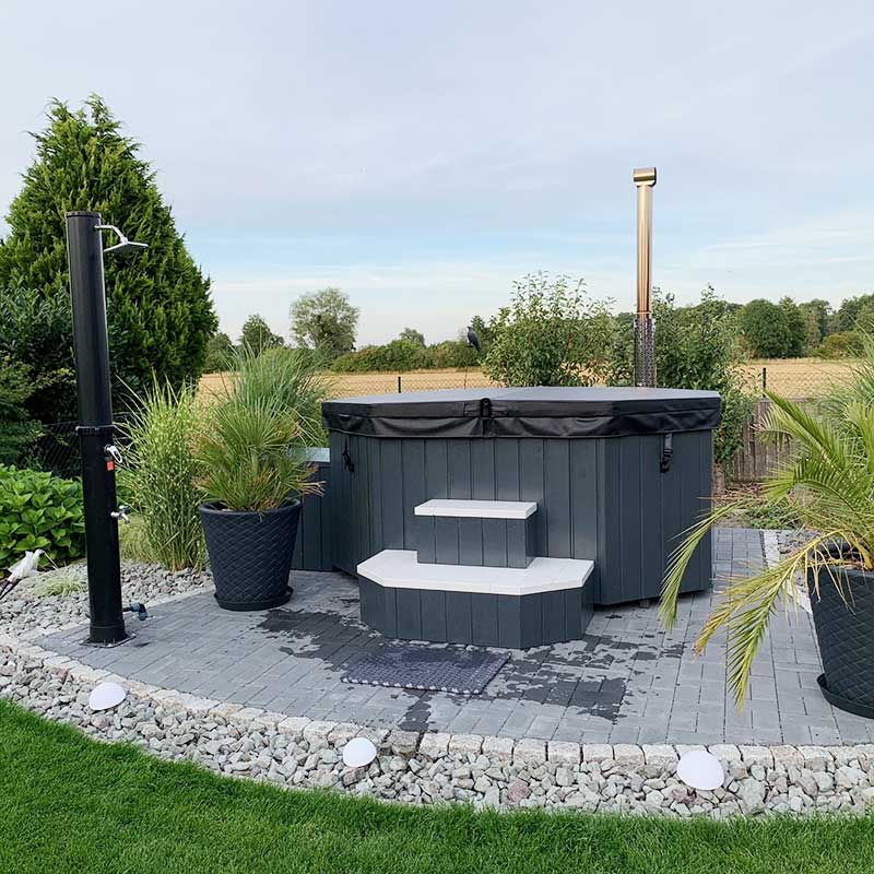 GFK-Zuber, achteckig, 2,4m x 1,8m, Grau gestrichen, im Garten