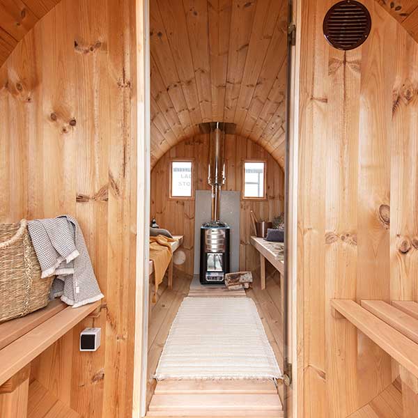 Fass-Sauna 4m mit Vorraum und überdachte Sitzmöglichkeit