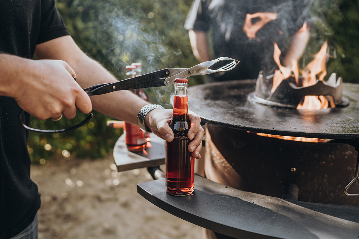 Bandit Fireplace mit BBQ-Disk und PaperPlank Black Ablagebrettern