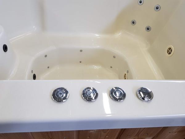 Wasser- und Luftmassage für GFK-Becken Wasser- und Luftmassage für GFK-Becken