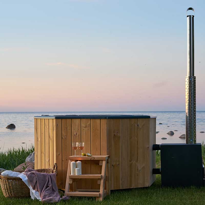 Badezuber, GFK-Zuber, achteckig, Seitenansicht, Holzofen,  Treppe