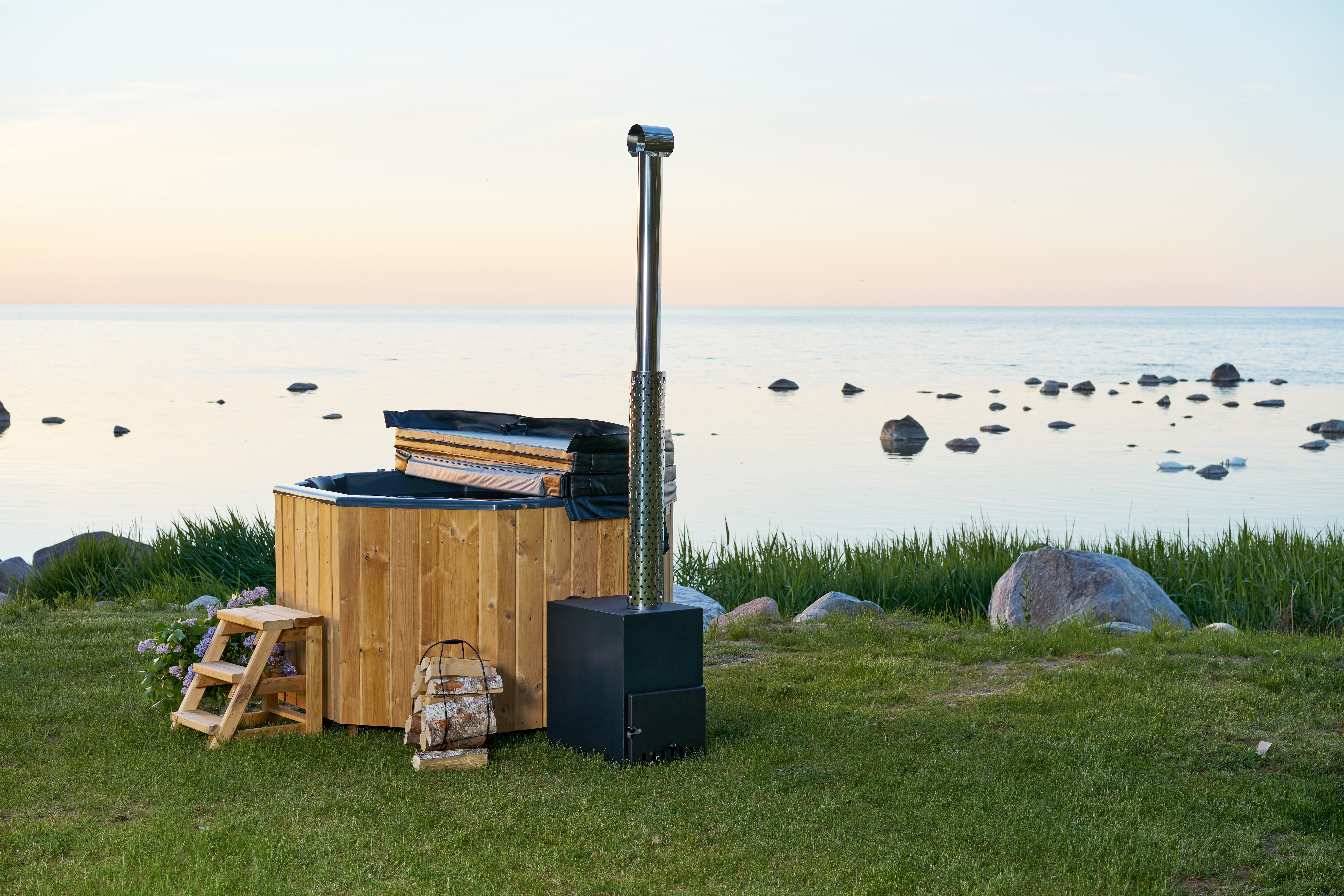 GFK Zuber achteckig auf Wiese vor Wasser