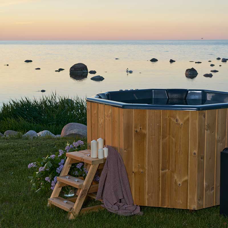Badezuber, GFK, achteckig, Draufsicht, mit Treppe, im Grünen, am Meer